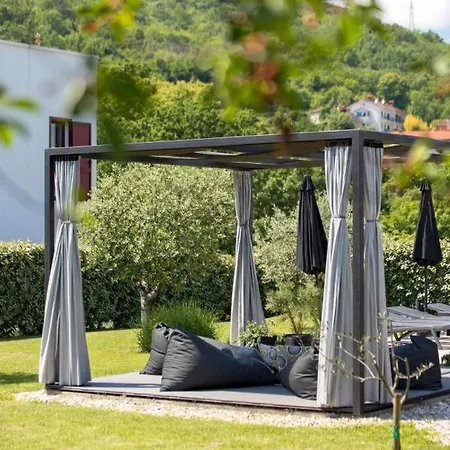 Modern Susanj With Outdoor Pool In Οπατία