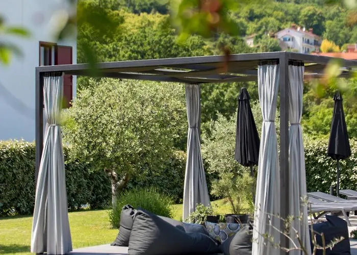 빌라 Modern Susanj With Outdoor Pool In *