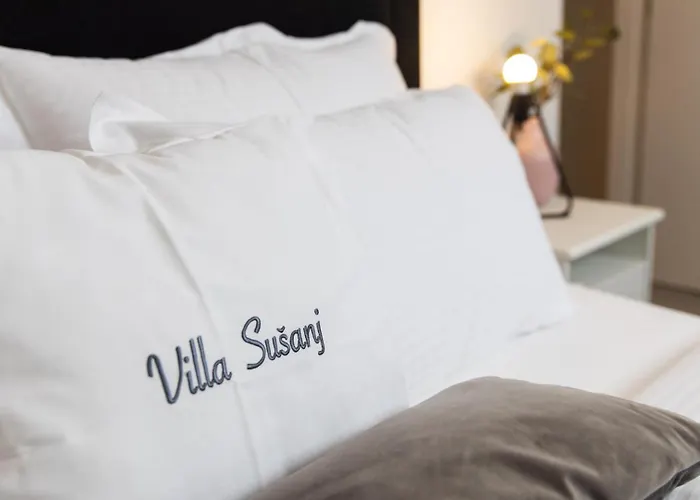 Modern Susanj With Outdoor Pool In 오파티아